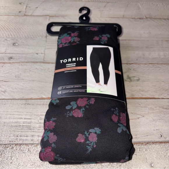 Torrid  Full Length Signature Waist Premium Leggings Sydney Floral Black 4X - Picture 2 of 14